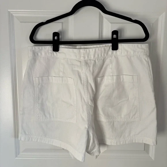 5/$25 Universal Threads White Shorts Size 16 - Picture 2 of 3